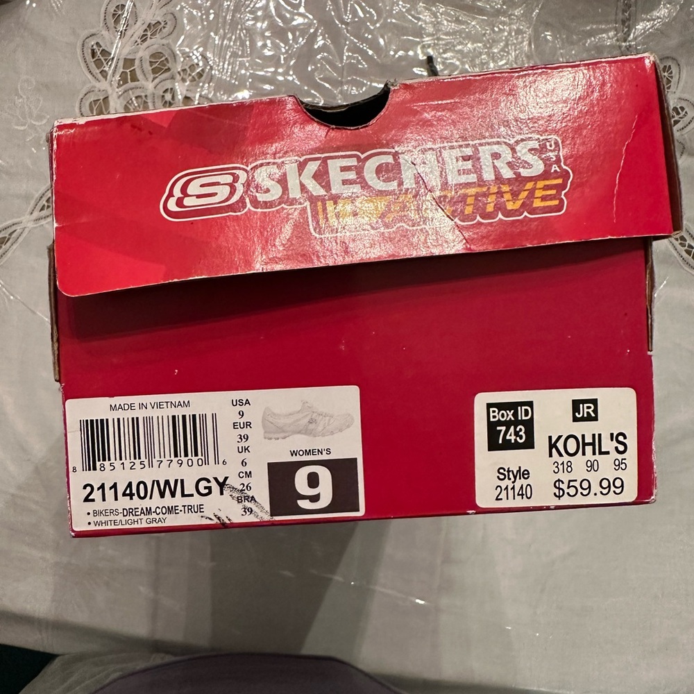 New Skechers women’s White Bikers-Dream Come True Sneakers size 9 in box - Picture 3 of 16